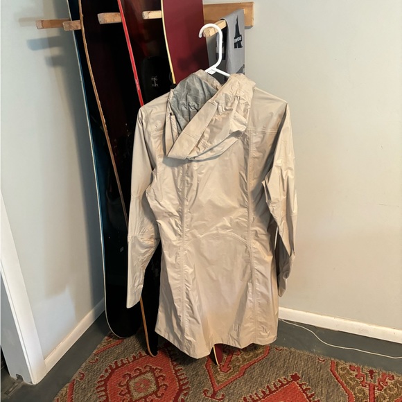 Women’s Patagonia rain jacket/ windbreaker. (Long) - Picture 6 of 7